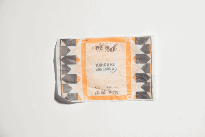 お菓子のカラフルな包み紙