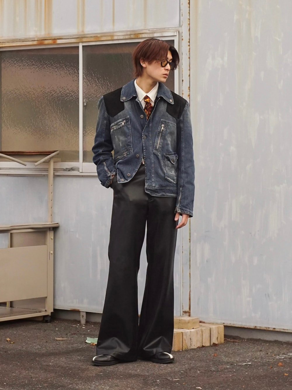 デニムのセットアップを着用した男性