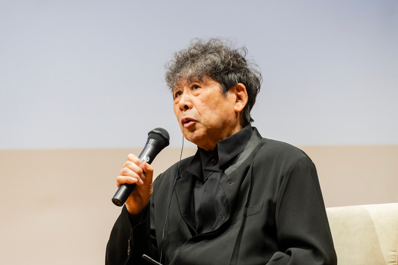 マイクで話す横尾忠則