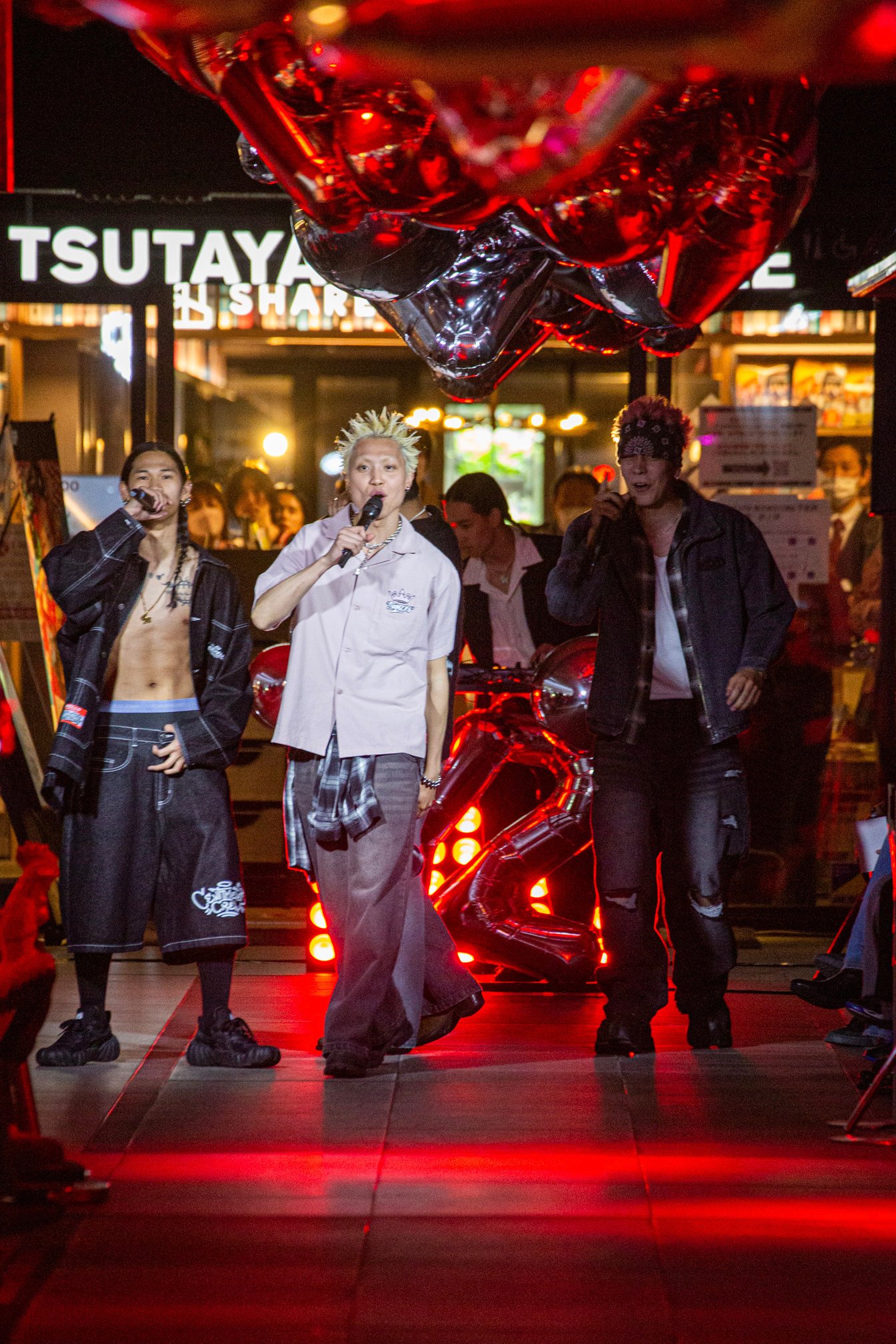 ランウェイでライブパフォーマンスを披露する「KOMOREBI」