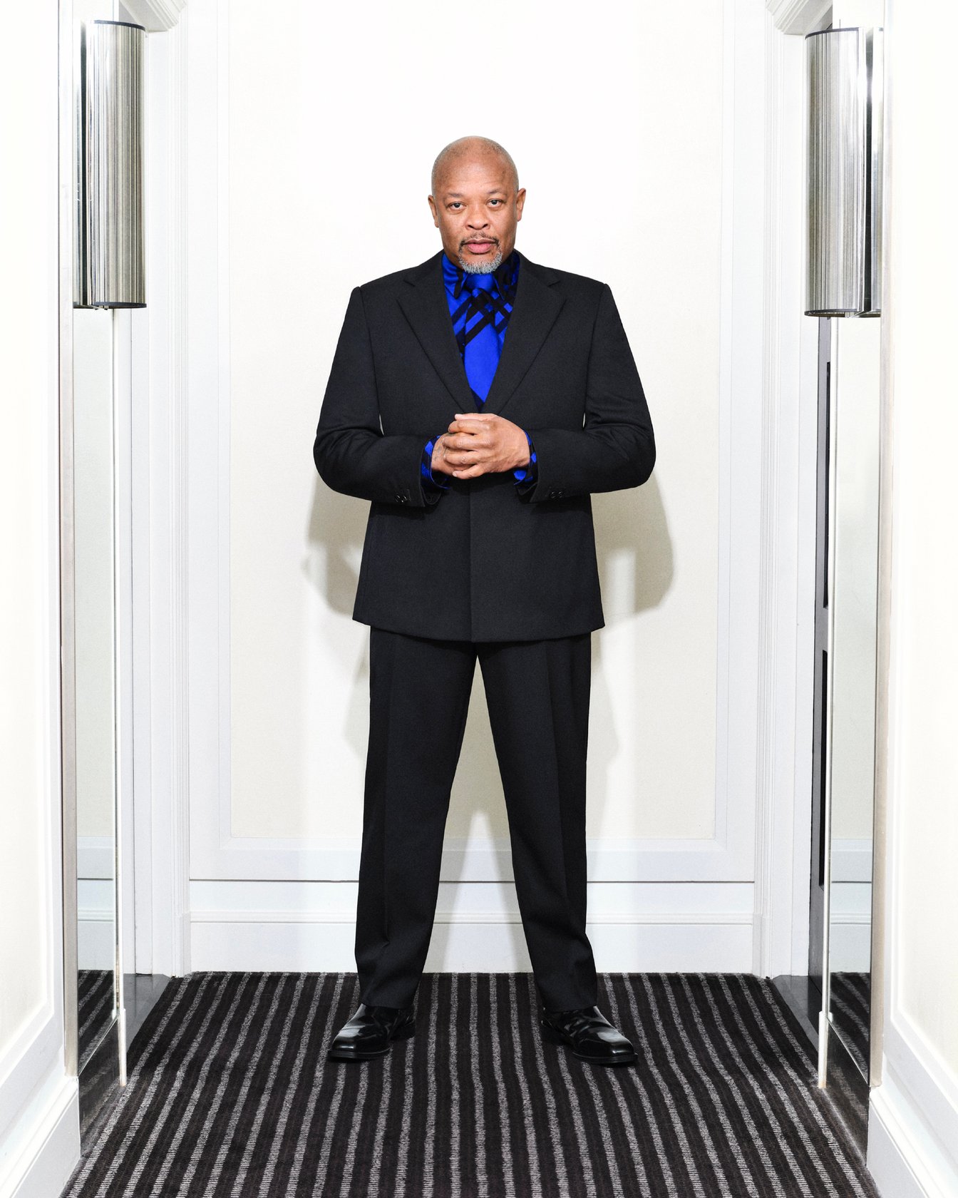 黒いスーツと青いシャツを着用したDr. Dre
