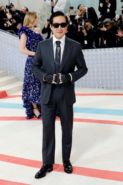 タキシードとサングラスを着用したキー・ホイ・クァン