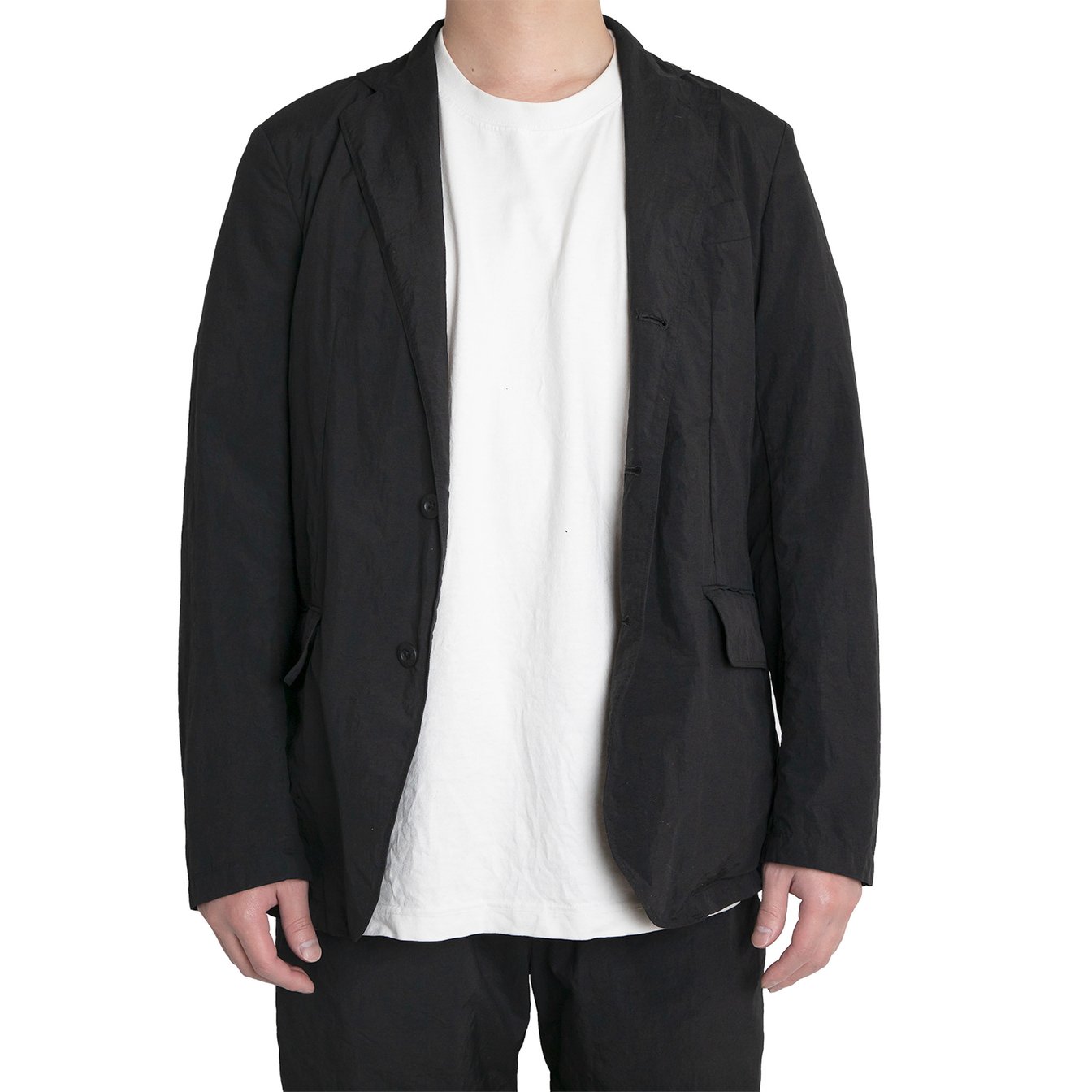 黒いジャケットを着用した男性