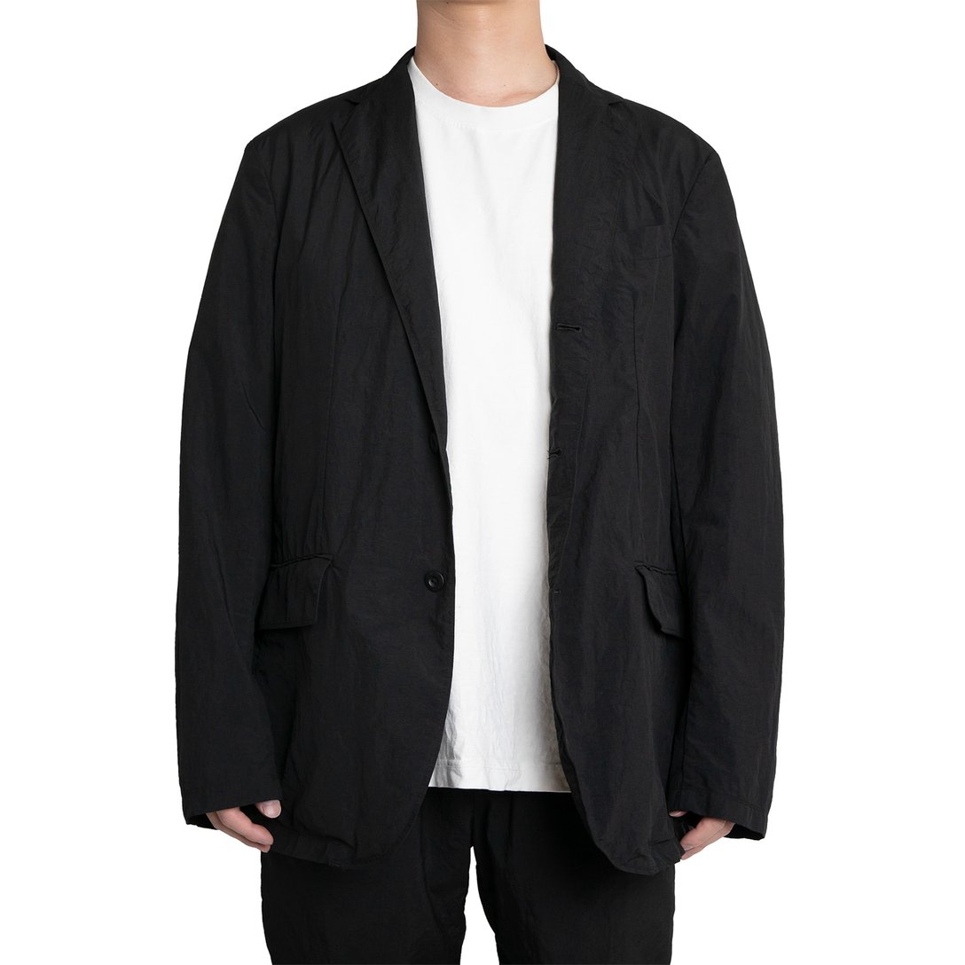 黒いジャケットを着用した男性