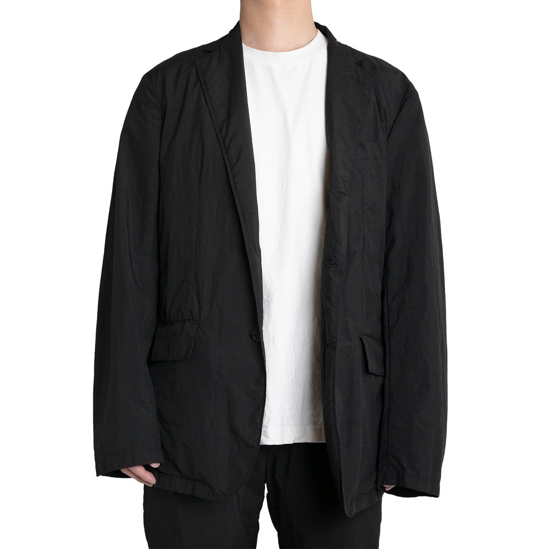 黒いジャケットを着用した男性