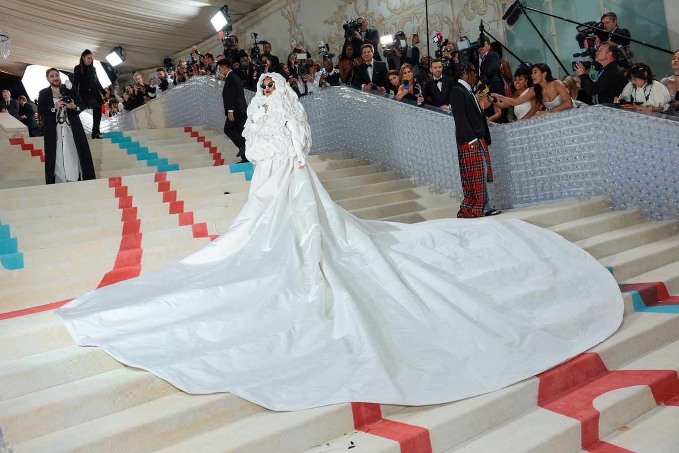 ヴァレンティノの白いドレスを着用したリアーナ