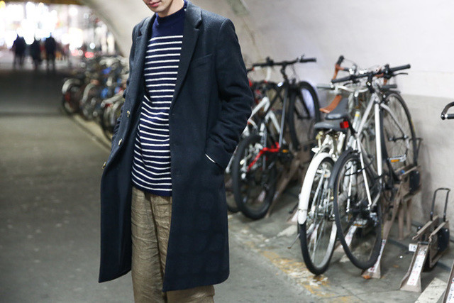 黒いコートを着た男性