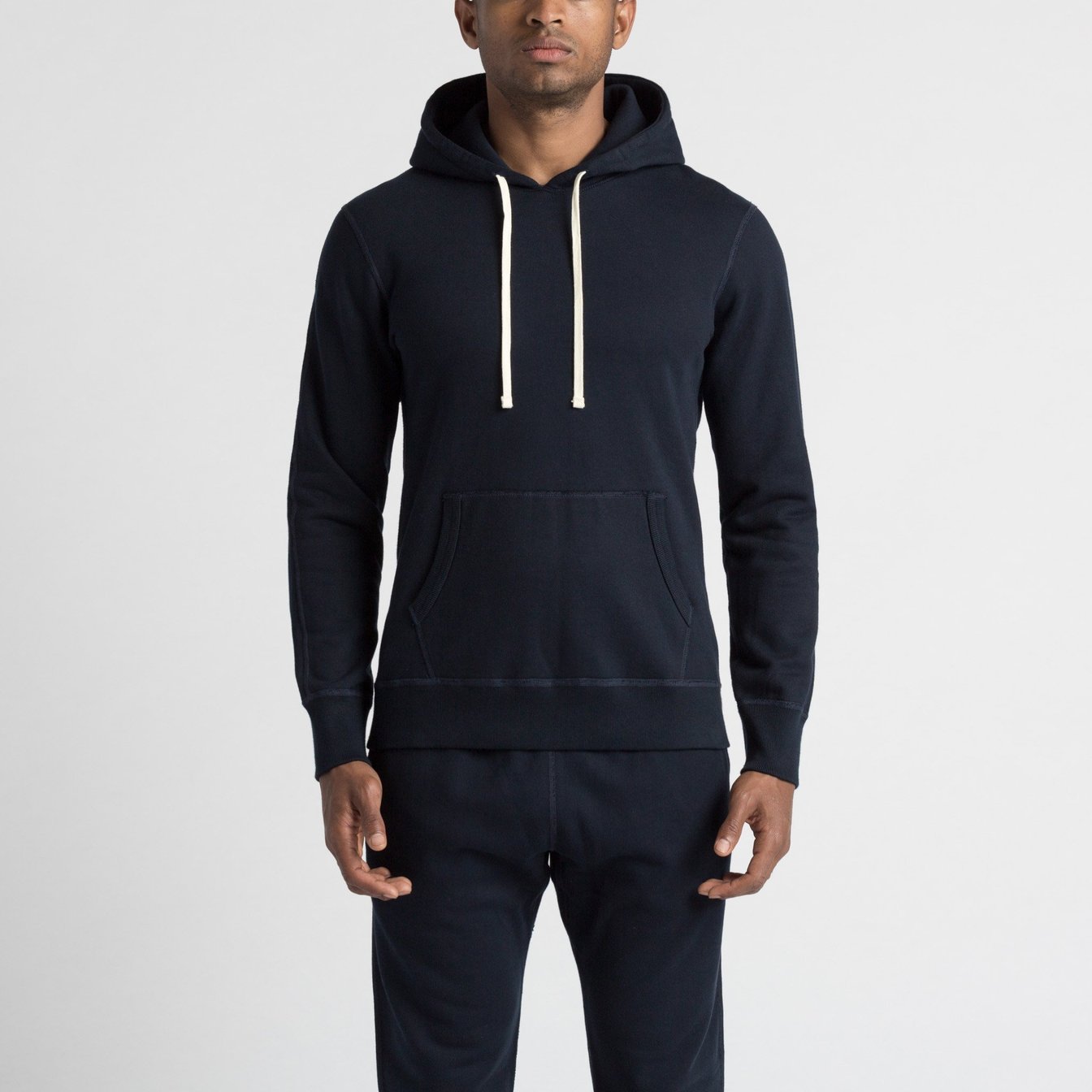 黒いパーカを着用したモデル