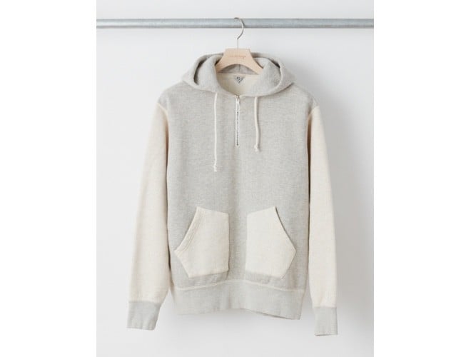 グレーのジップパーカ