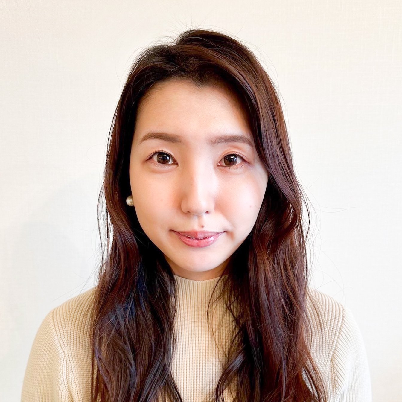 白のニットを着た女性