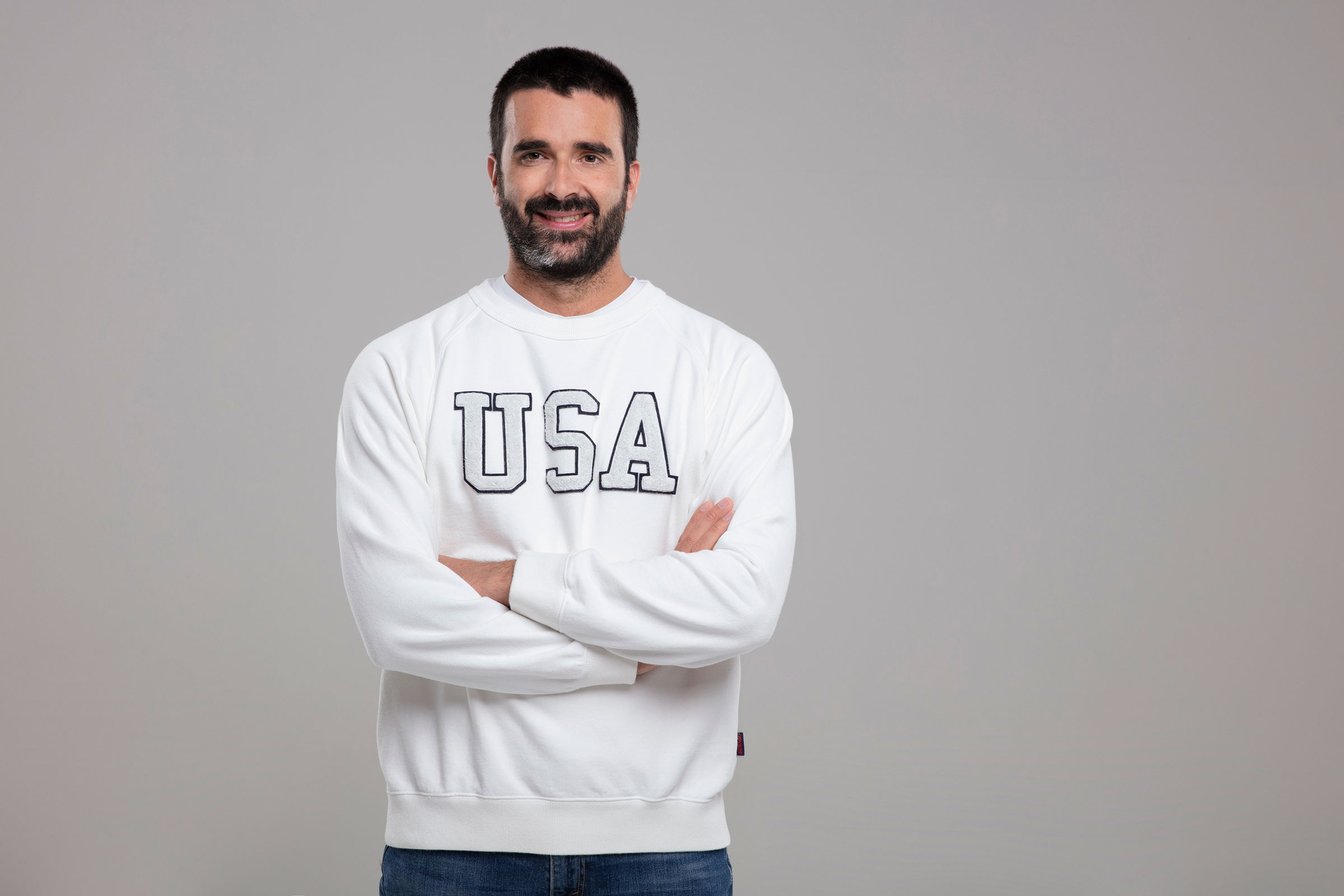 腕組をしている男性