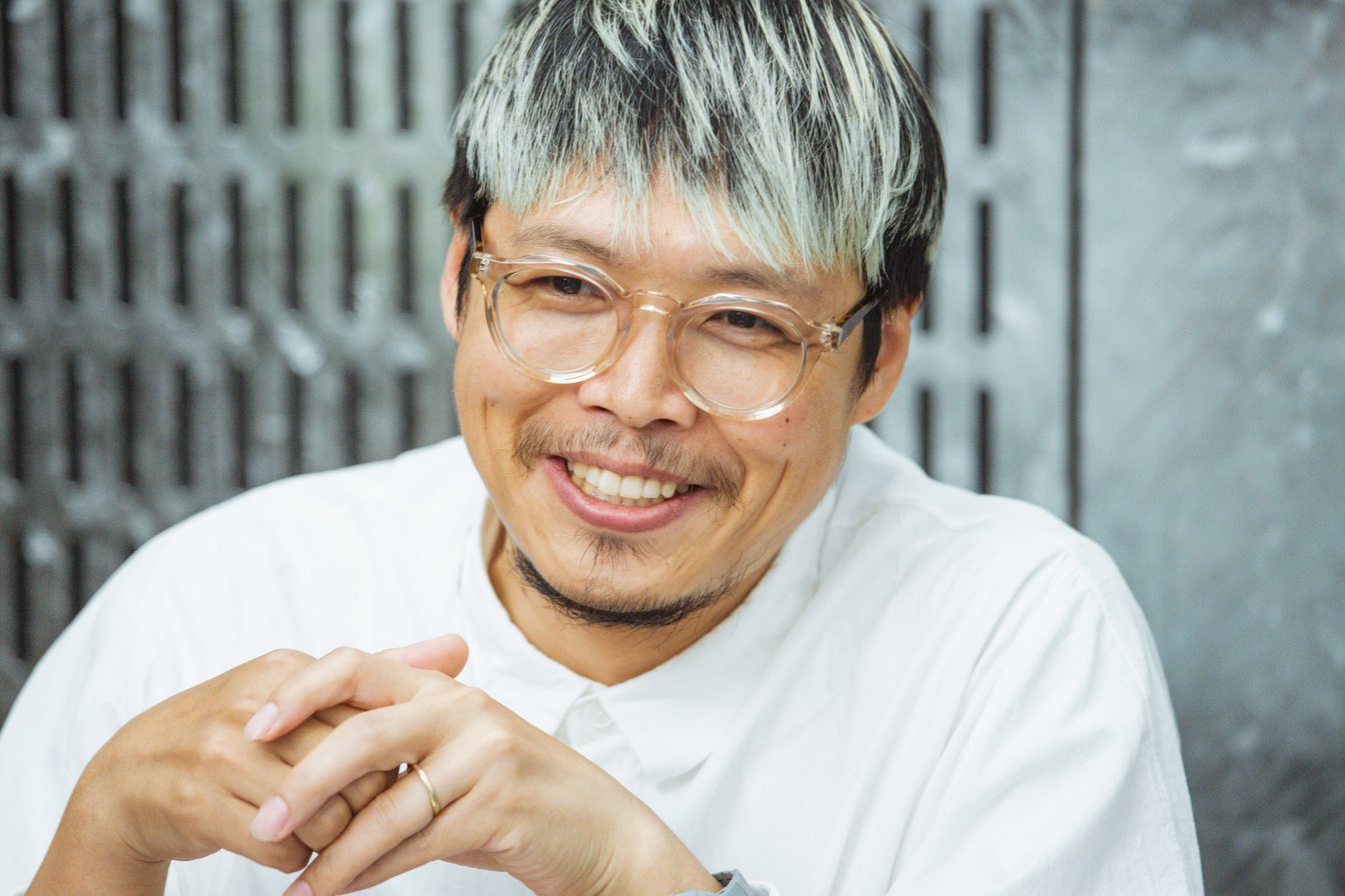 話をしている男性