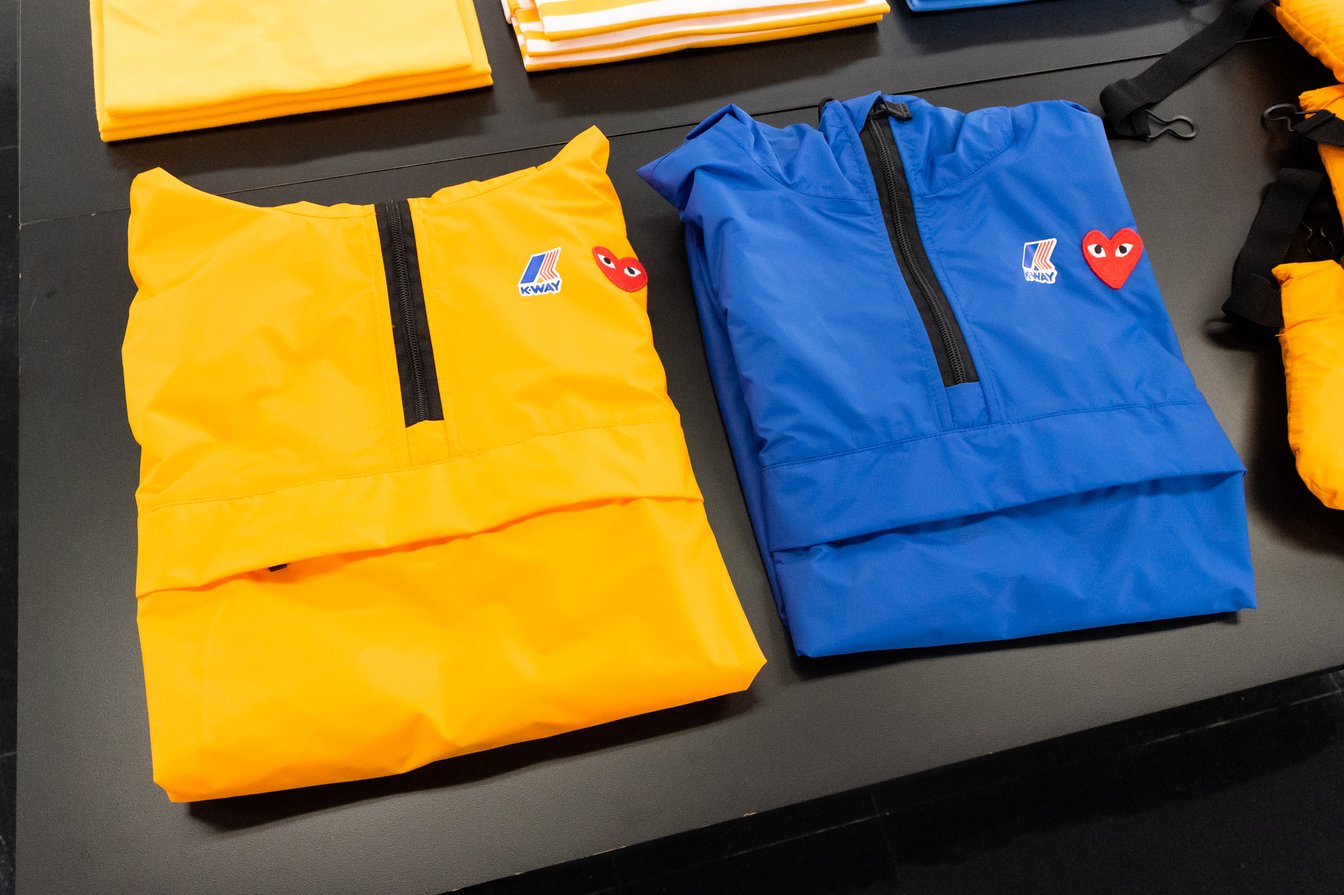 イエローとブルーのパーカ