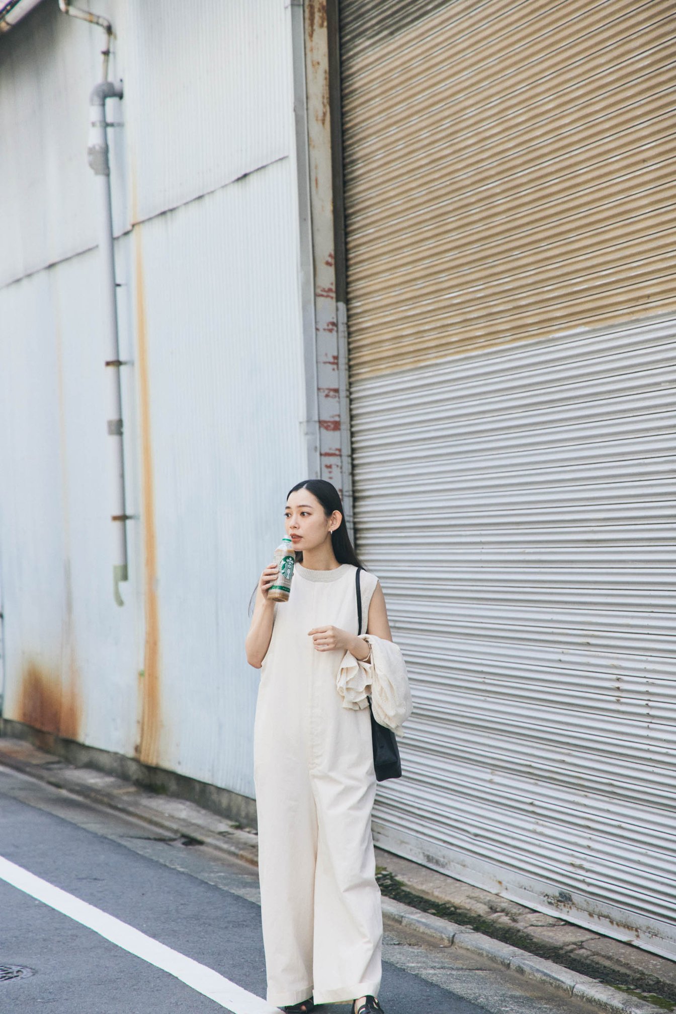 スターバックスのボトルと女性
