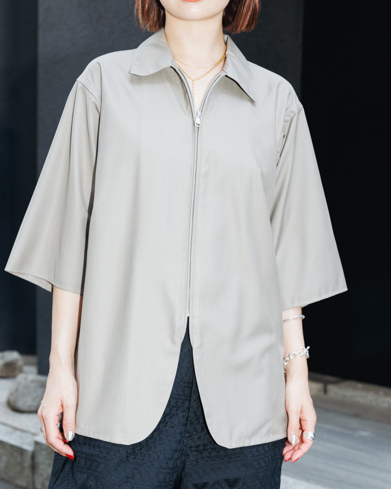 ベージュのシャツを着用した女性モデル