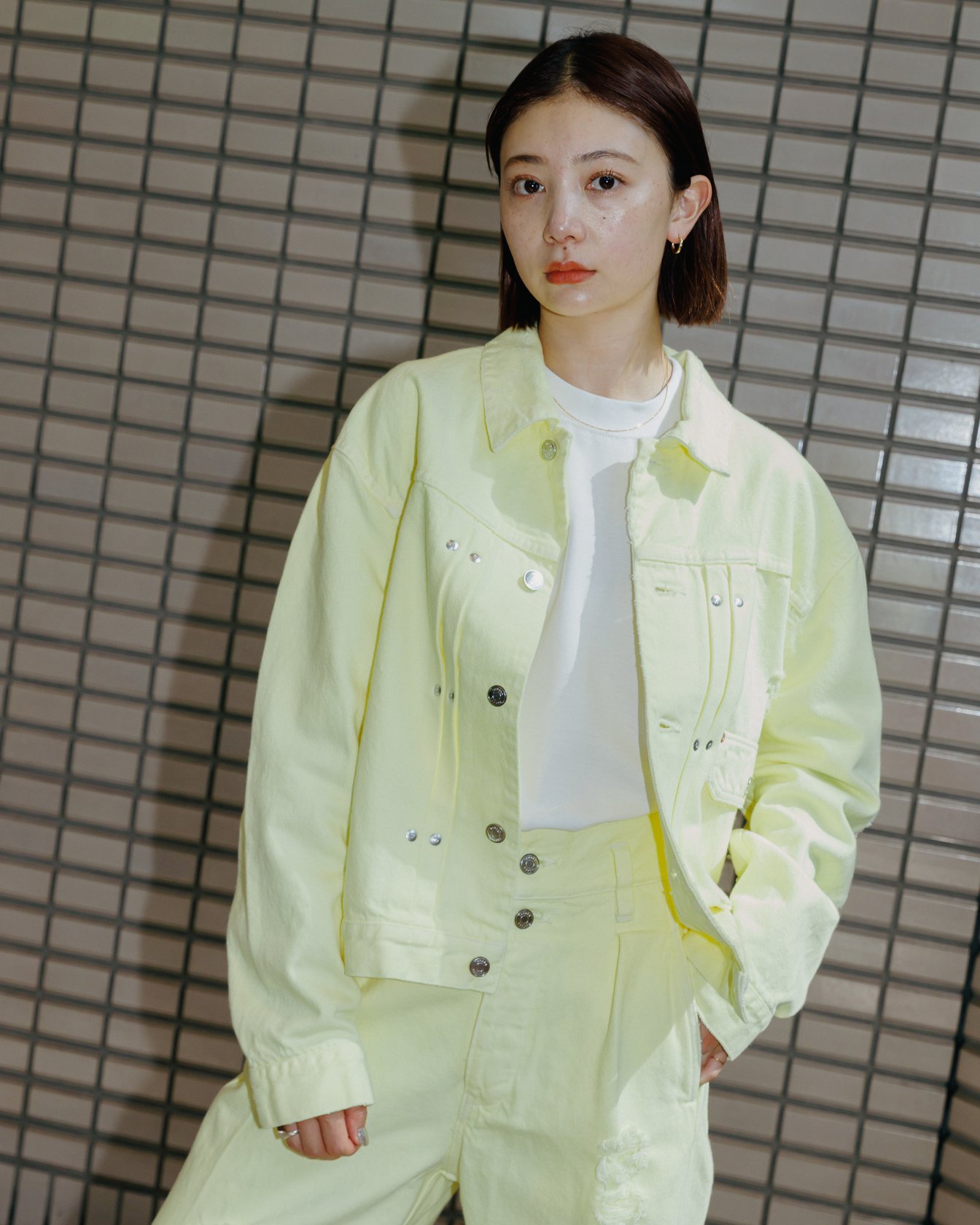 TANAKAのイエローデニムのセットアップを着用した女性モデル