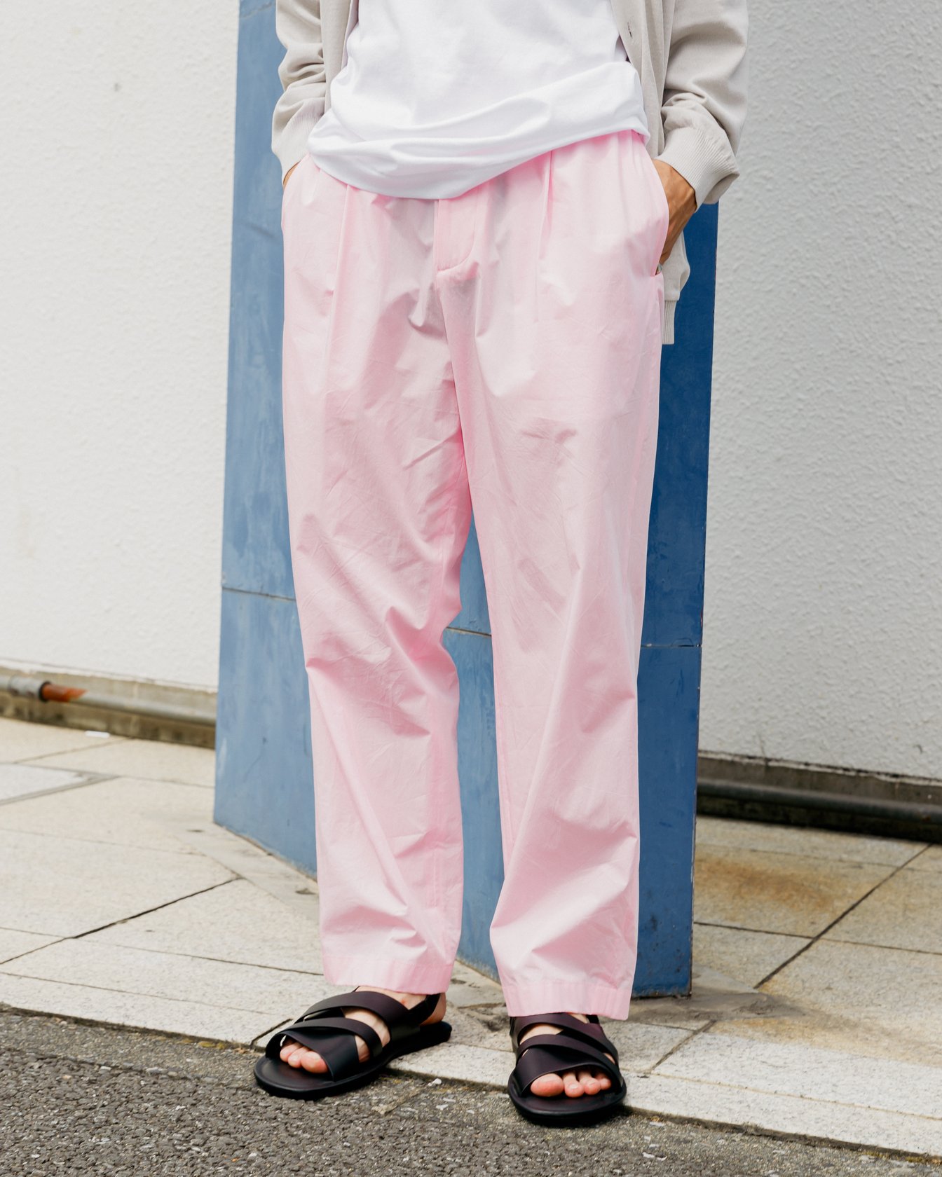 ピンクのパンツを穿いた男性モデル