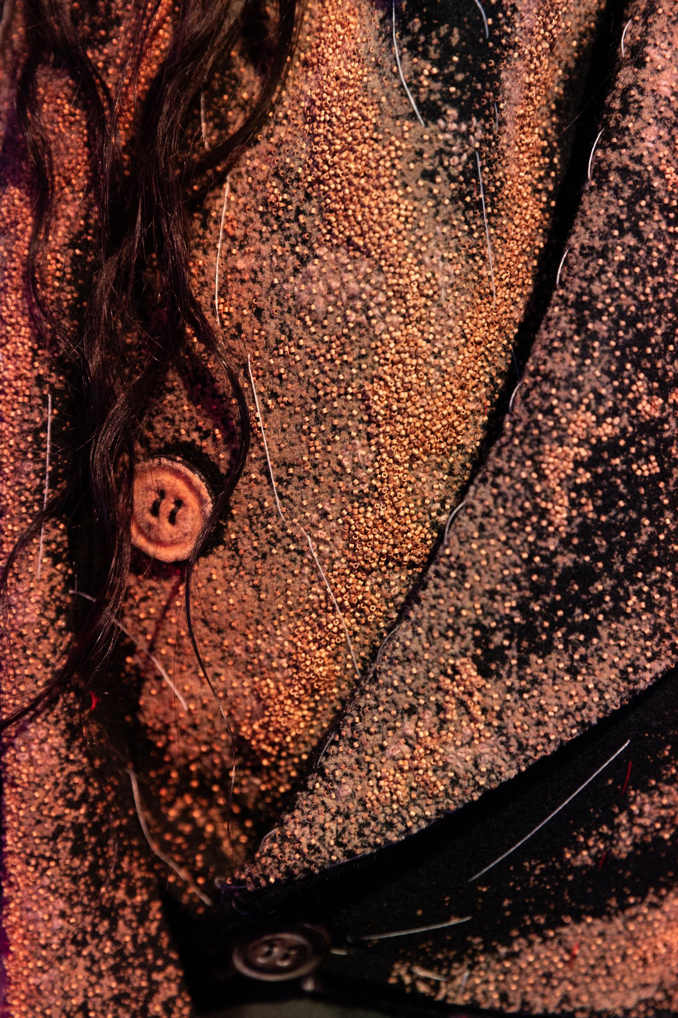 フロック加工とビーズ刺繍で表現された<サンドストーミング>