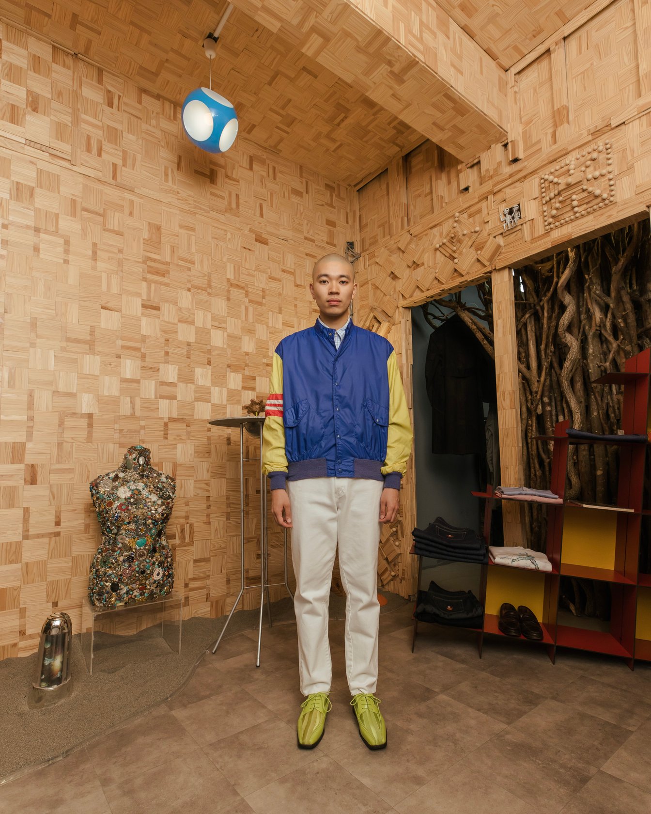 立っている人物