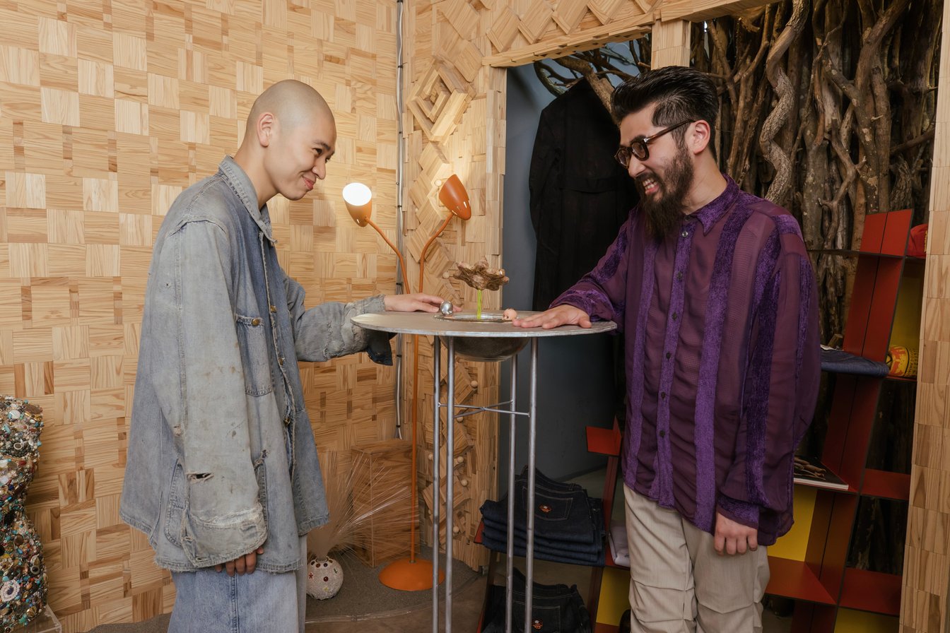 会話する男性2人