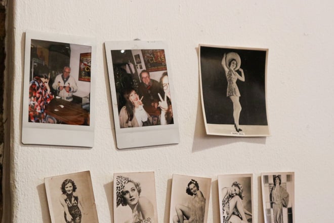 壁に飾られたポラロイド写真