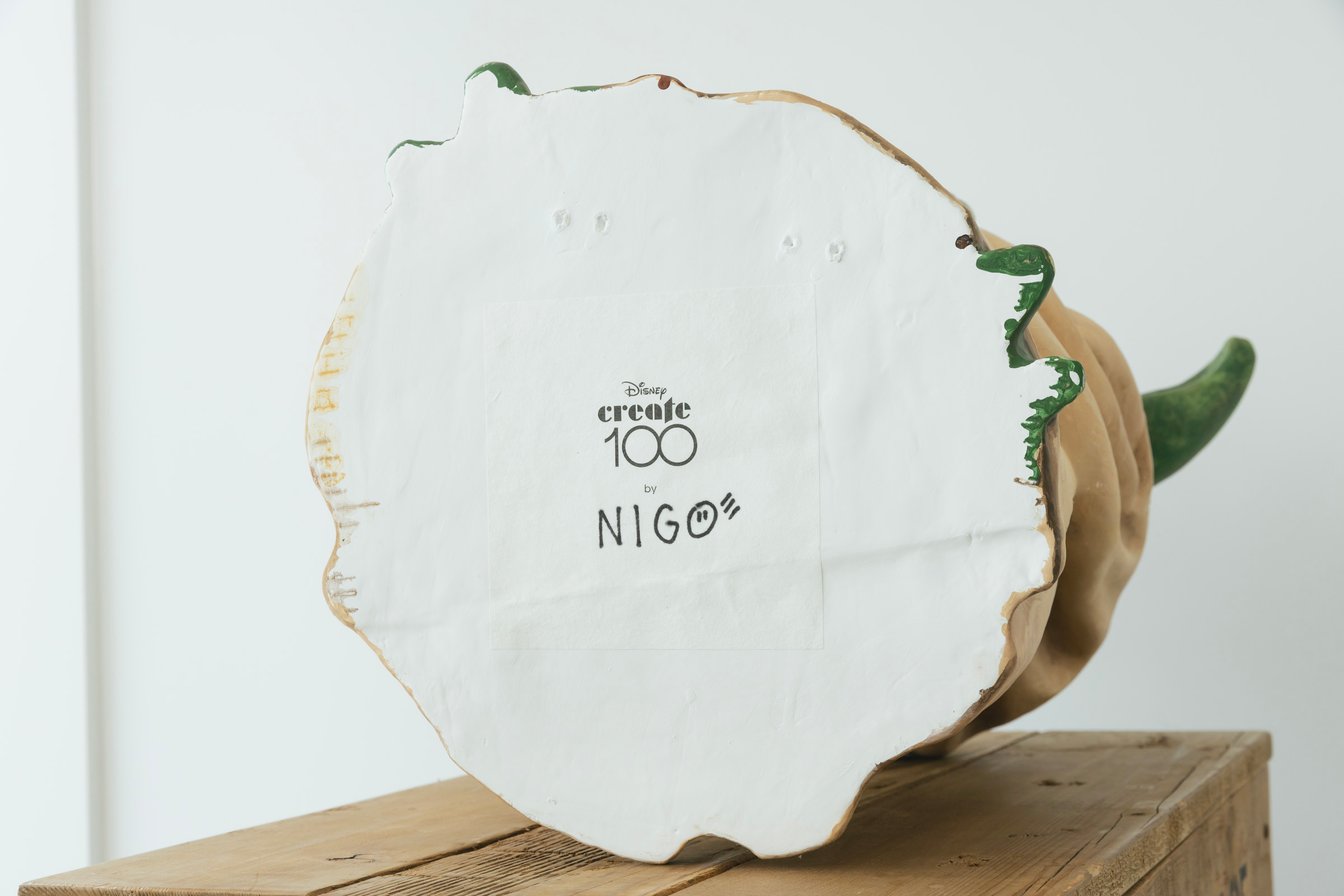張り子の底に「Disney Create 100」のロゴとNIGO®のサインが施されている
