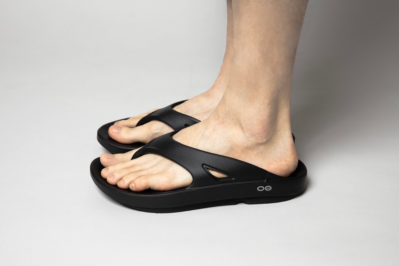 サンダルを履いた足