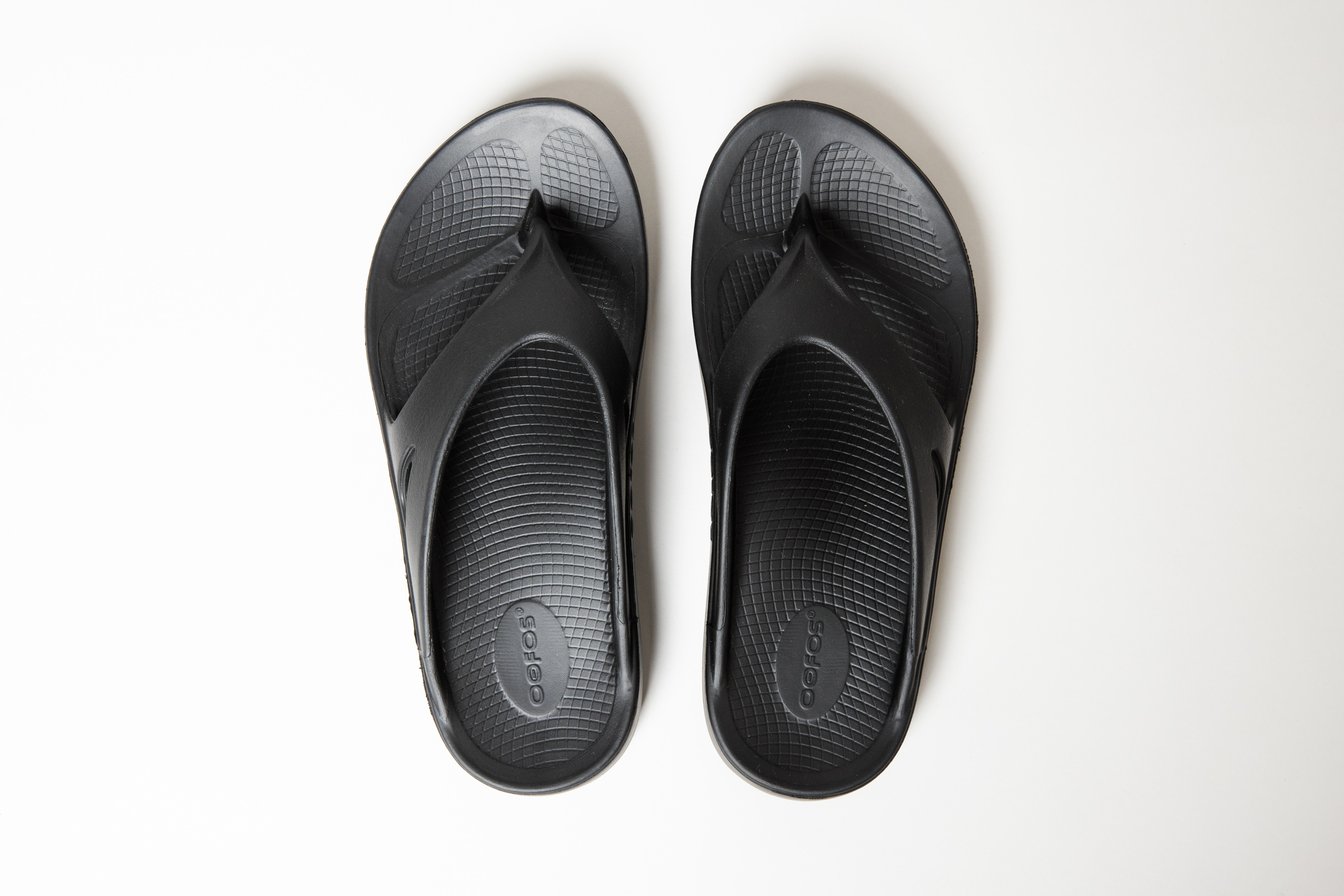 黒いリカバリーサンダル