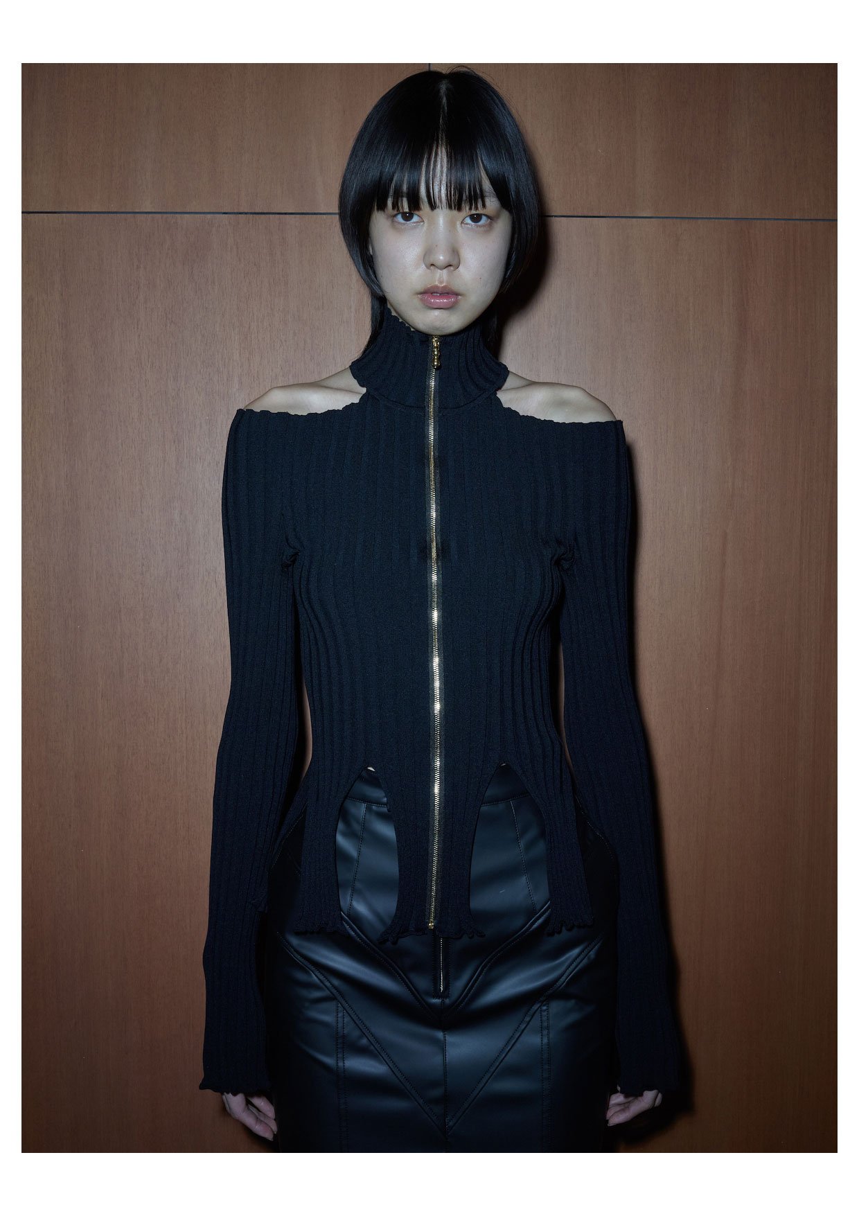 肩が露出したルック