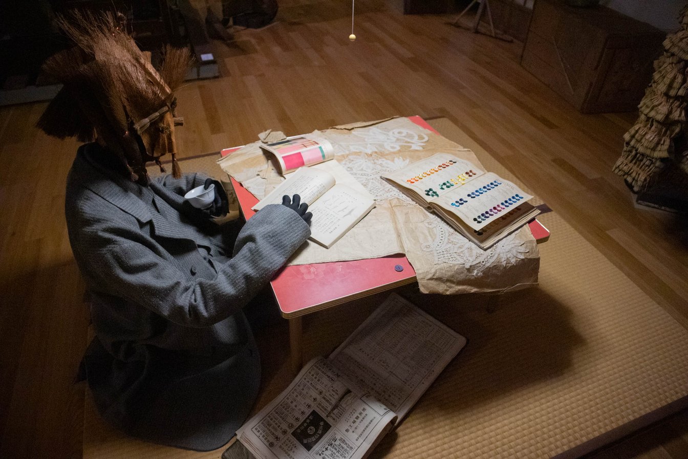 テーブルで作業をするマネキン