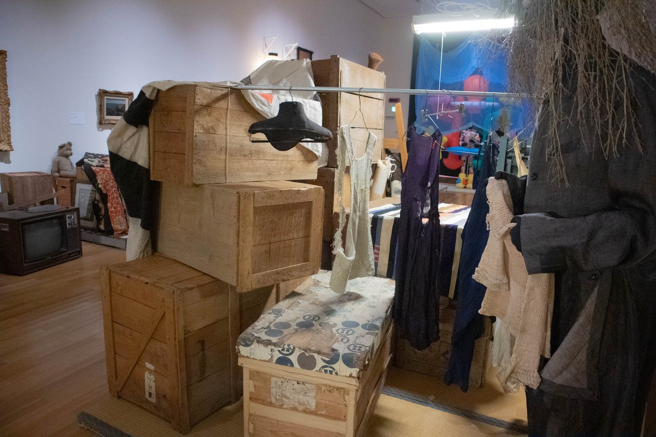 木箱と吊るされた衣類