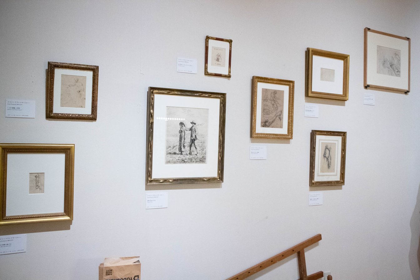 壁にかけられたスケッチ