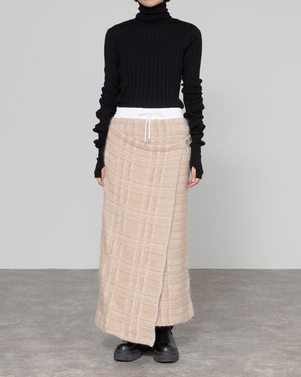 オダカのアーガイル柄のスカートを着用した女性モデル