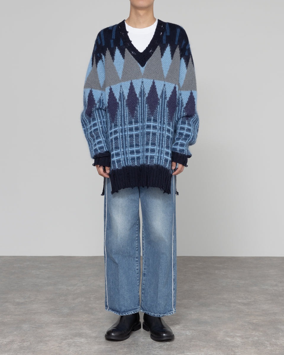 オダカのアーガイルニットを着用した男性モデル