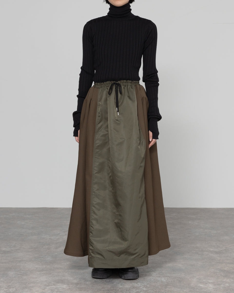 オダカのナイロンスカートを着用した女性モデル