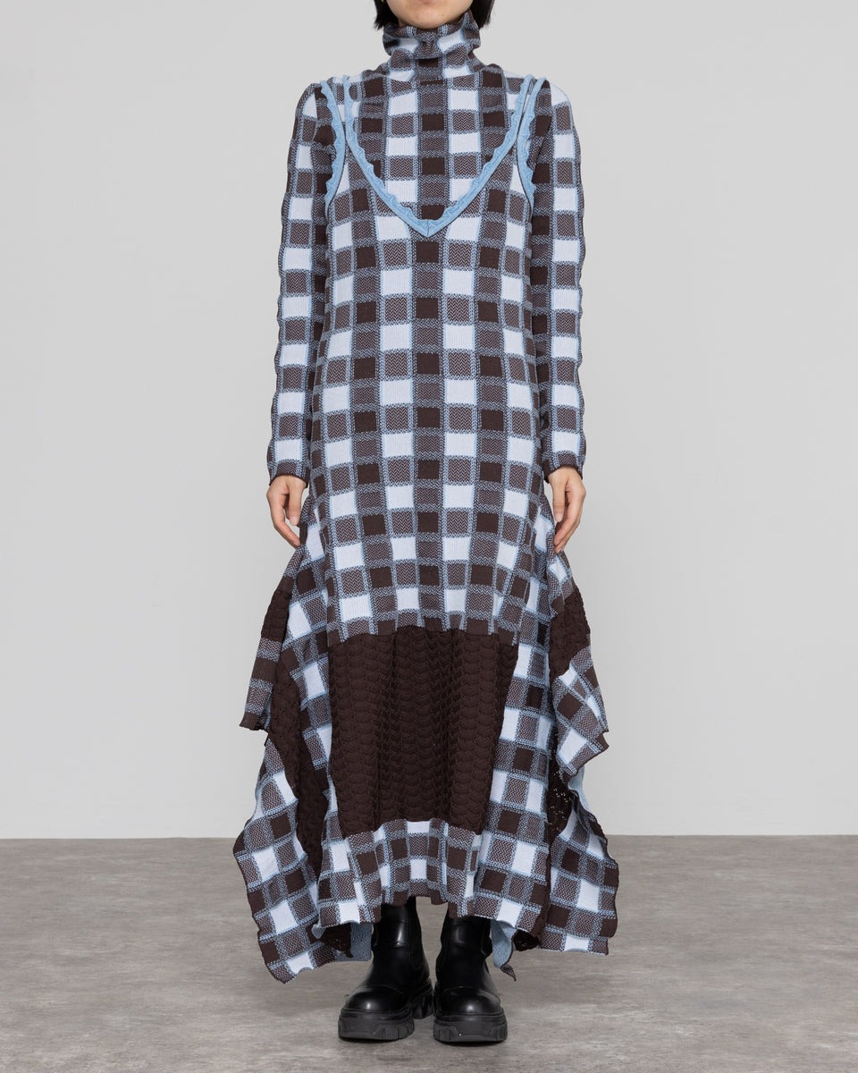 オダカのチェック柄のドレスを着用した女性モデル