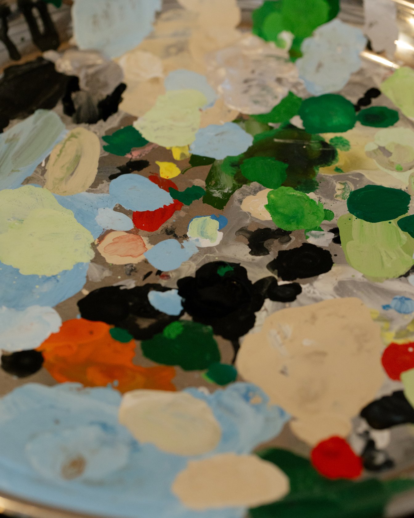 パレットに並べられた絵の具