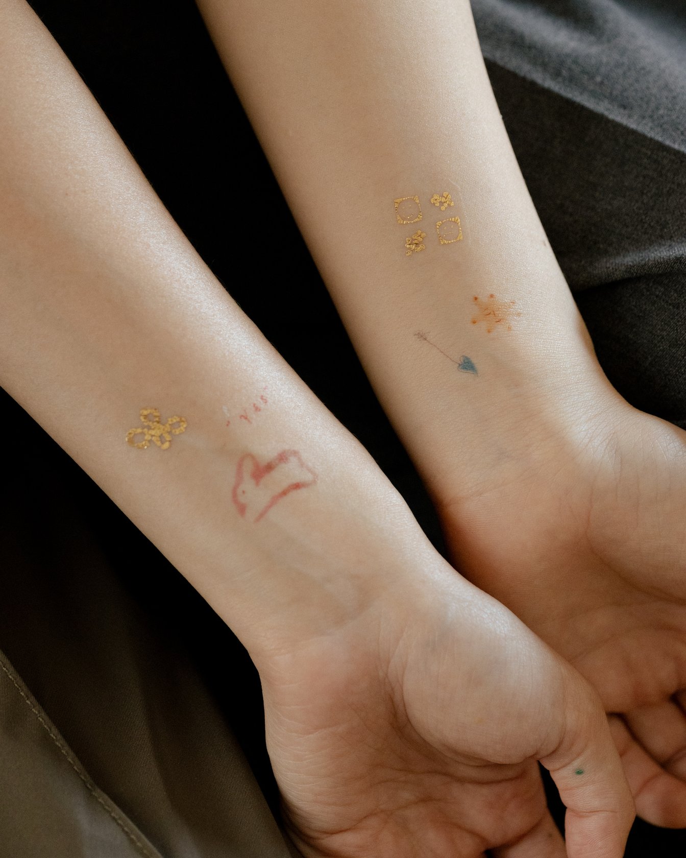 タトゥーシールを着用した手