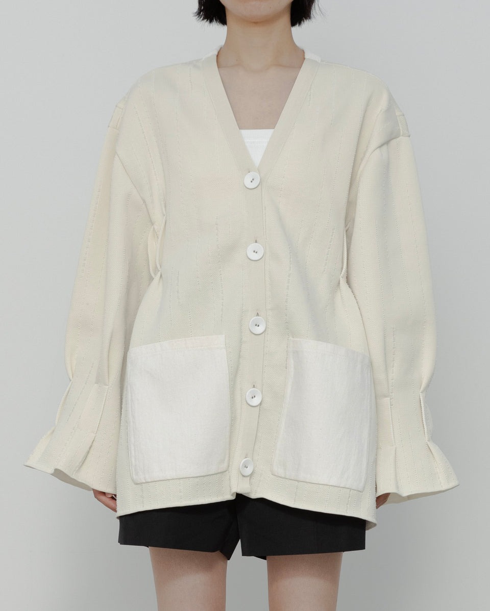 マラミュートのニットカーディガンを着用した女性モデル