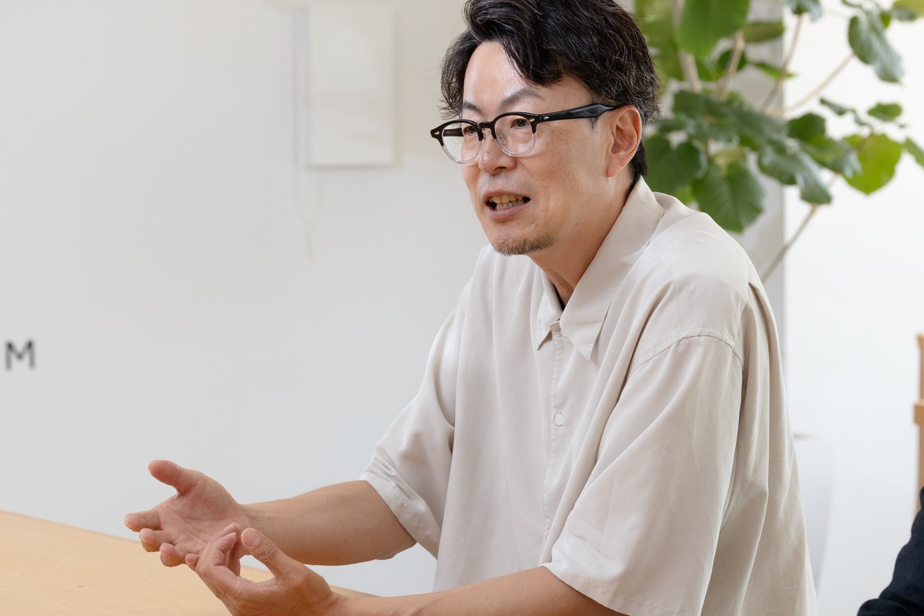 青木代表のインタビューカット