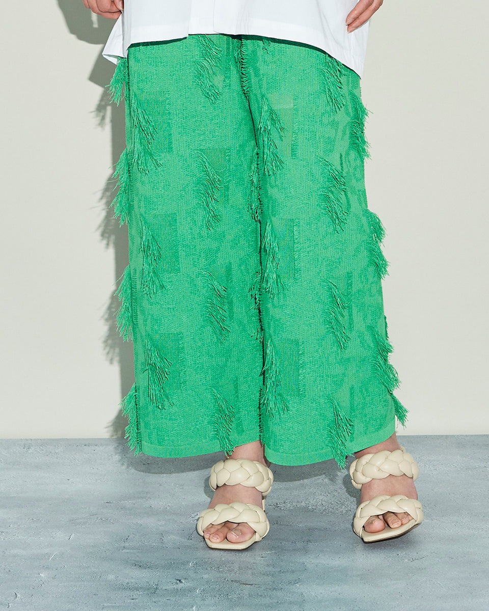 マラミュートのフリンジパンツを着用した女性モデル