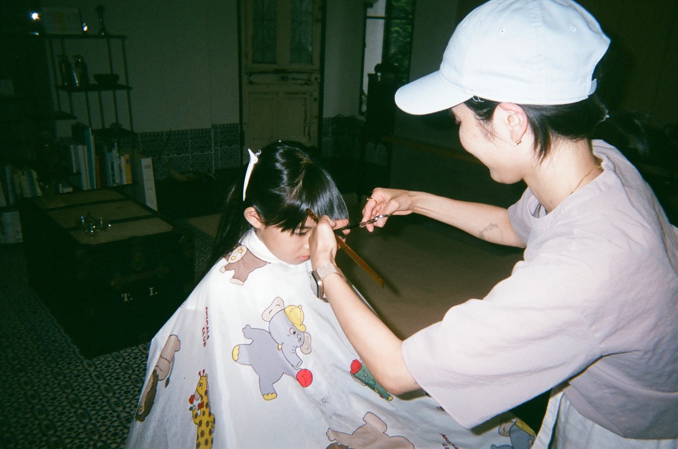 子供をカットする美容師の様子