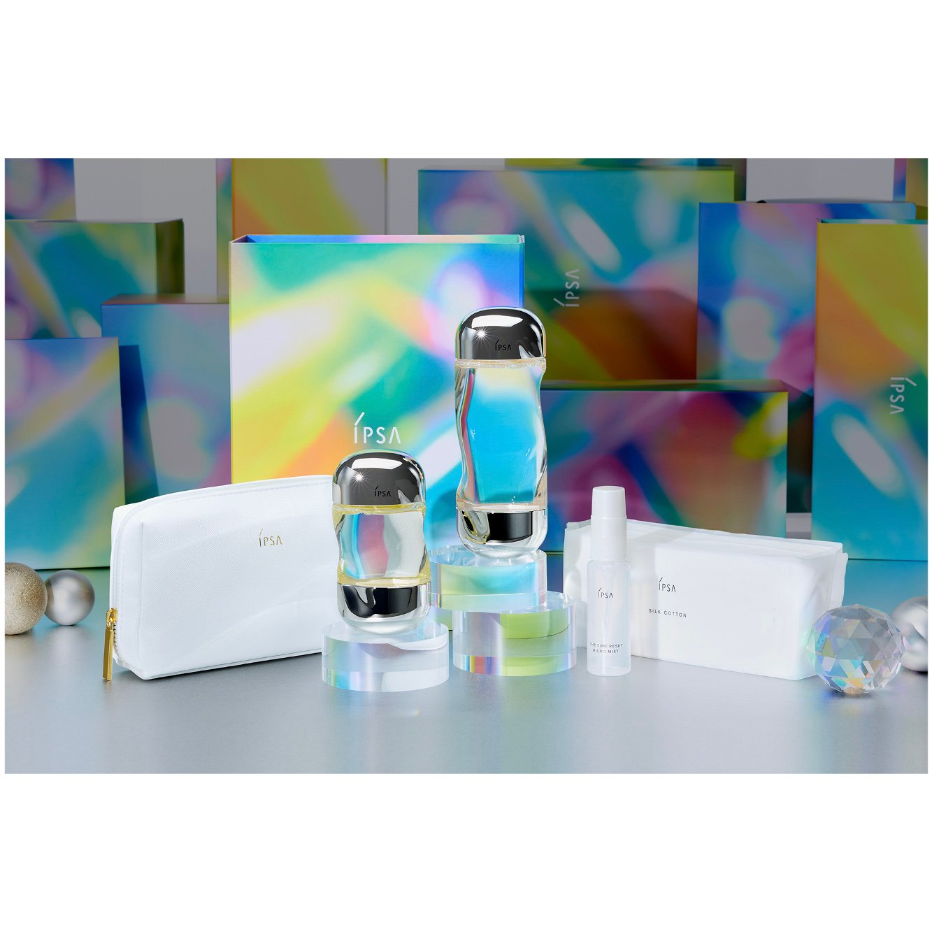 白いポーチ、スキンケアボトル2品、コットン、ミストの写真