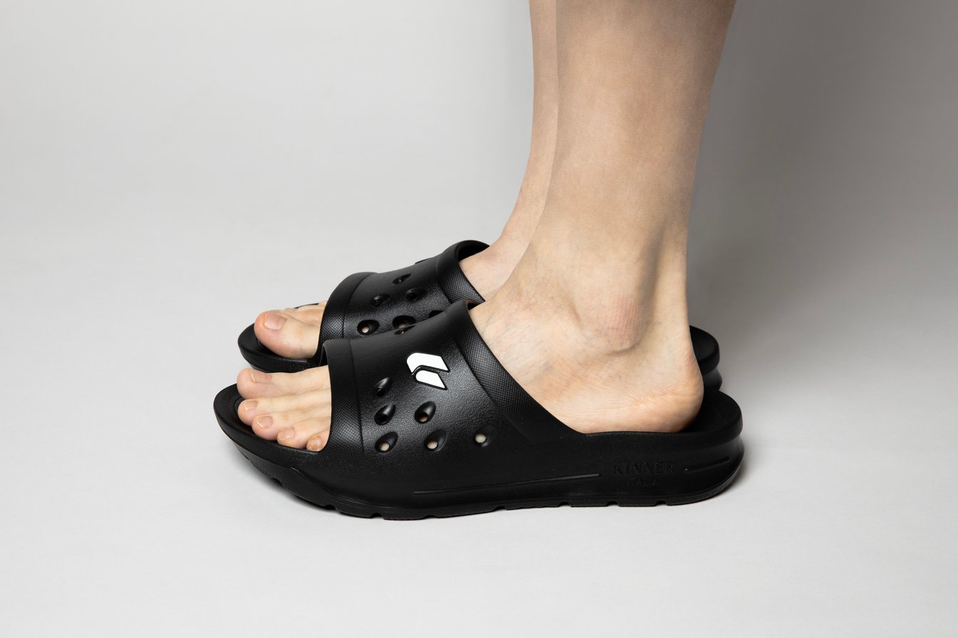 サンダルを履いた足