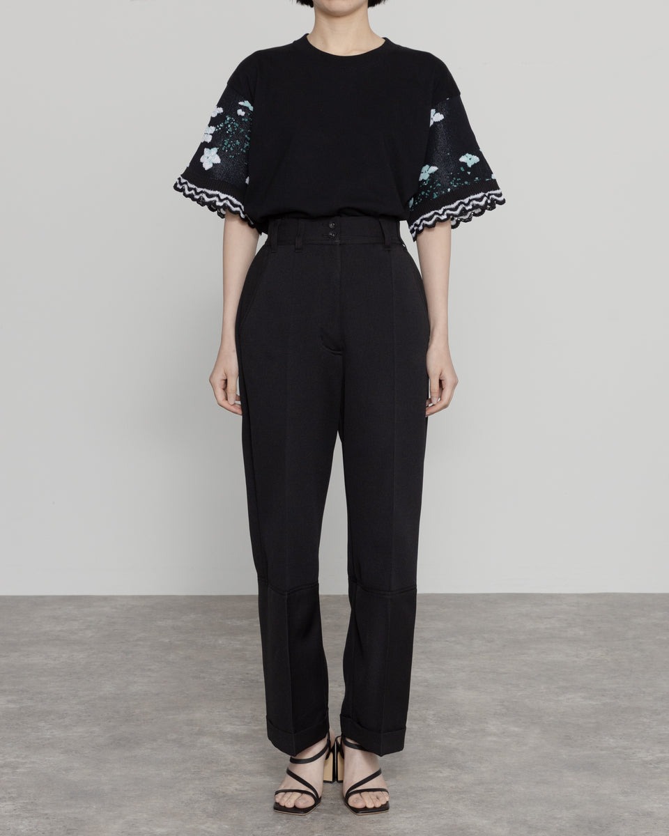 マラミュートのニットトラウザーを着用した女性モデル