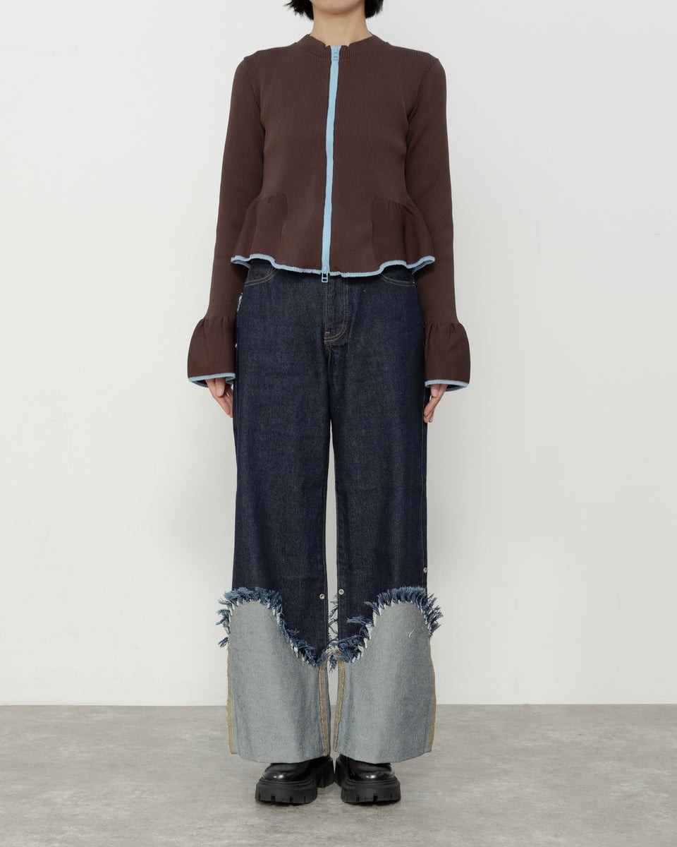 オダカのダブルジッパーガイノイドニットを着用した女性モデル