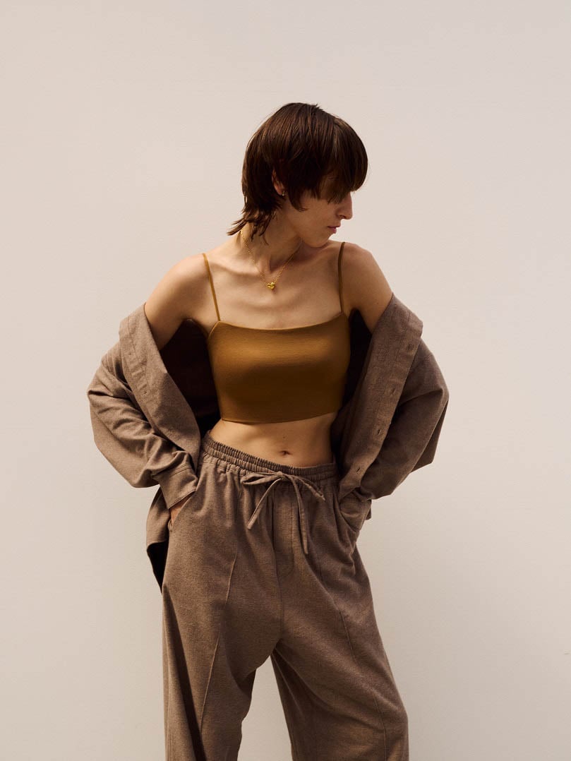 ブラウンのセットアップを着た女性