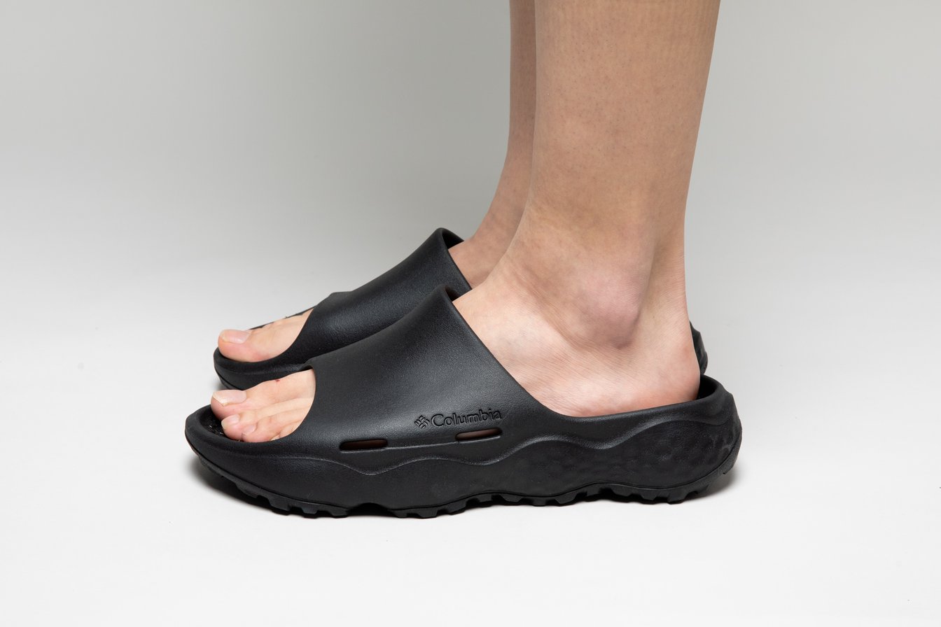 サンダルを履いた足