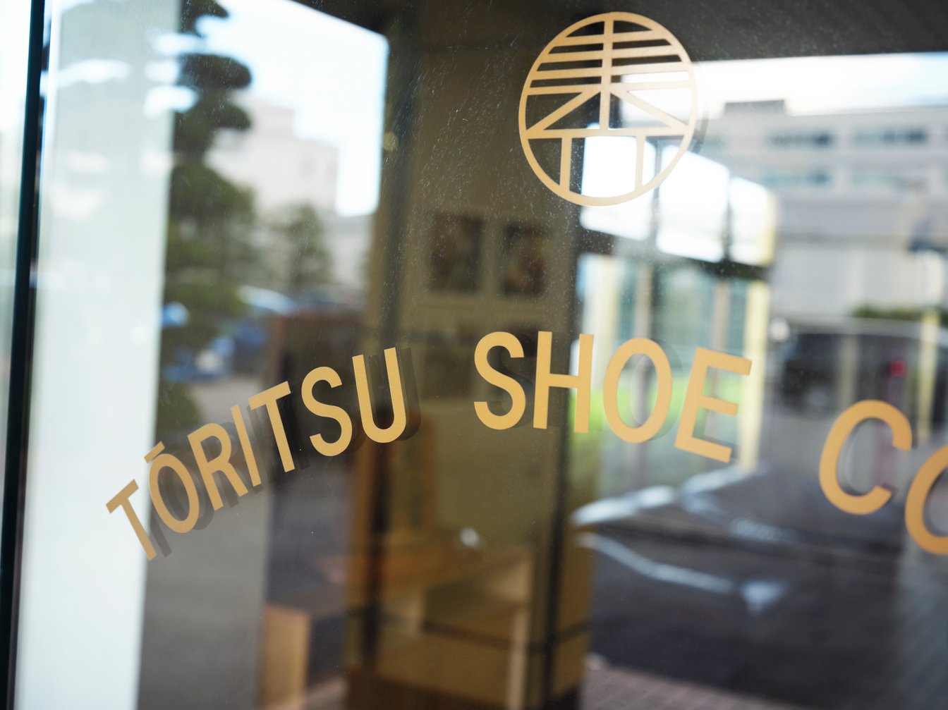 東立製靴のロゴ