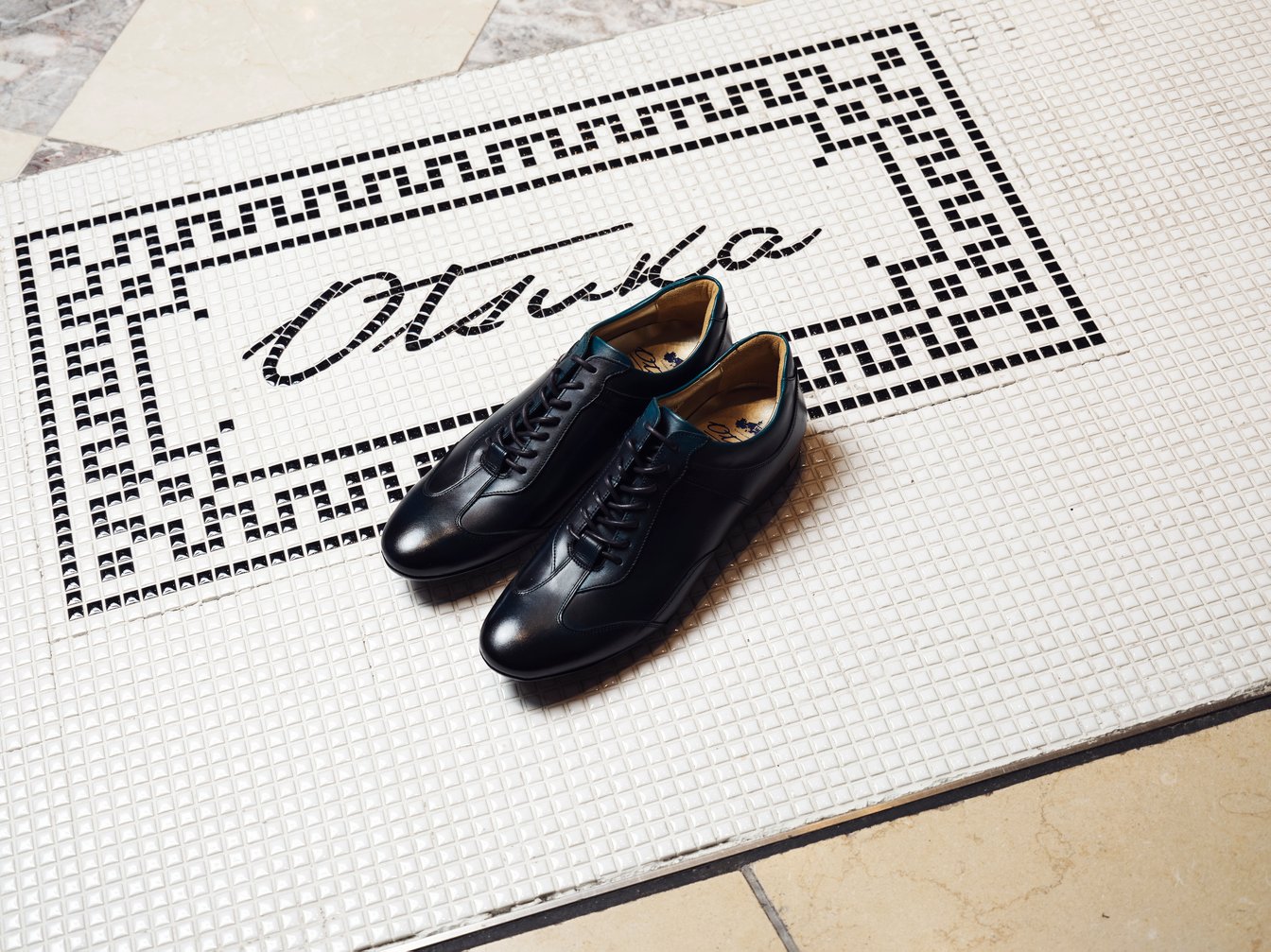 グリーンのレザースニーカー